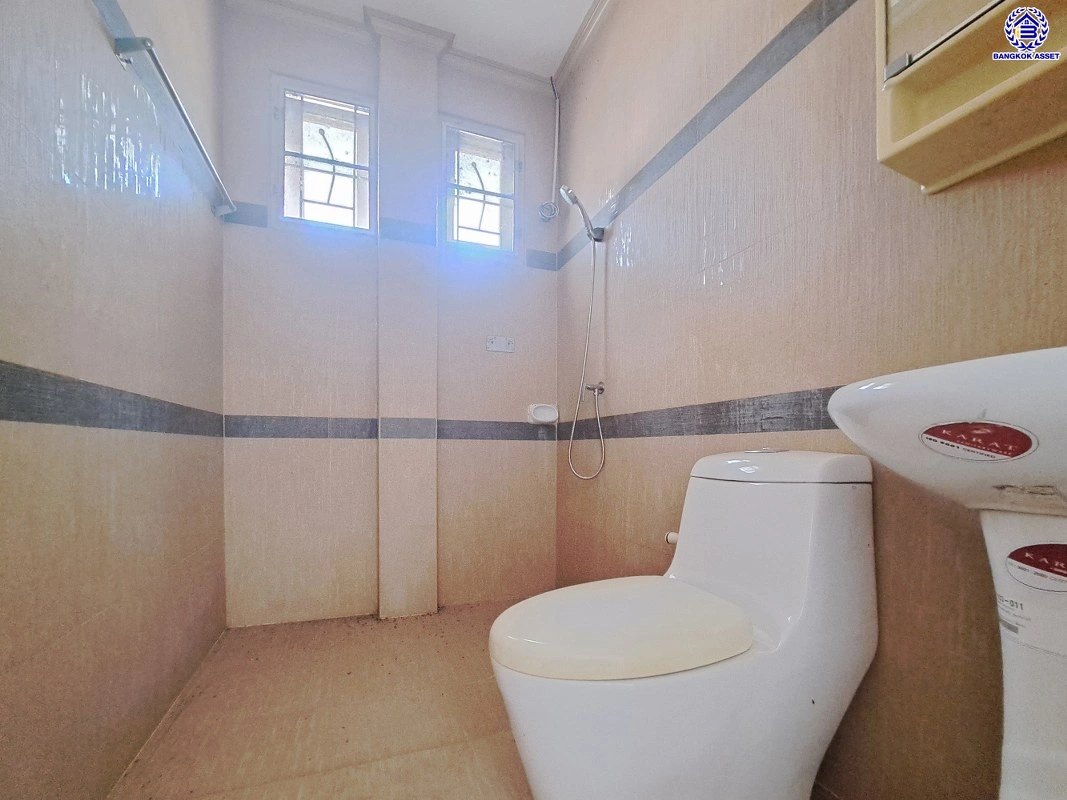 บ้านมือสอง โครงการ ทุ่งแสงตะวัน ซอย2 บนเนื้อที่ 50 ตร.ว. พื้นที่ใช้สอย 140 ตร.ม. ฟังก์ชัน 3 ห้องนอน 2 ห้องน้ำ บนทำเลศักยภาพ เชื่อมต่อหลายเส้นทาง ทั้งถนนกาญจนาภิเษก, ถนนรัตนาธิเบศร์ ใกล้รถไฟฟ้าสายสีม่วง "สถานีคลองบางไผ่" และเซ็นทรัล เวสต์เกต