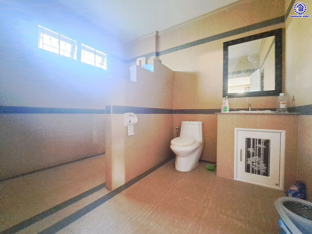 บ้านมือสอง โครงการ ทุ่งแสงตะวัน ซอย2 บนเนื้อที่ 50 ตร.ว. พื้นที่ใช้สอย 140 ตร.ม. ฟังก์ชัน 3 ห้องนอน 2 ห้องน้ำ บนทำเลศักยภาพ เชื่อมต่อหลายเส้นทาง ทั้งถนนกาญจนาภิเษก, ถนนรัตนาธิเบศร์ ใกล้รถไฟฟ้าสายสีม่วง "สถานีคลองบางไผ่" และเซ็นทรัล เวสต์เกต