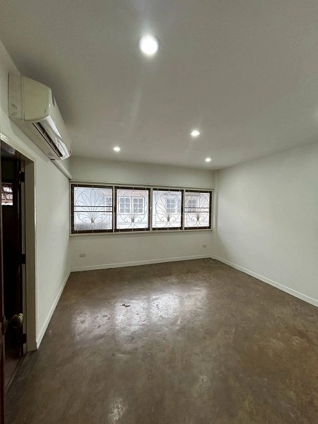 ให้เช่า ทาวน์เฮาส์3 ชั้นทาวอินทาวน์ รามคำแหง ลาดพร้าว 48 ตรว 5 ห้องนอน5 ห้องน้ำ4  แอร์ 2  ที่จอดรถ ไม่มีเฟอร์นิเจอร์