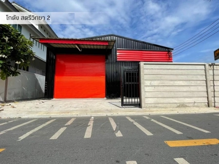 โกดังสร้างใหม่ว่างให้เช่าซอยสตรีวิทยา 2พร้อมเข้าอยู่ 1 เม.ย. 2569 พื้นที่ใช้สอยรวม 317 ตร.มขนาดโกดัง 10 x 18 ม (180 ตรม) พร้อมพื้นที่จอดรถ  (ออฟฟิศ 1 ห้อง / ห้องน้ำ 4 ห้อง ) ที่ดิน 79.3 ตร.ว.