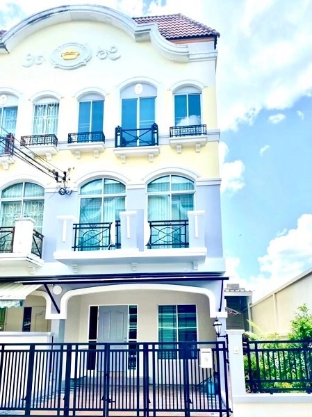 ให้เช่าบ้านทาวน์โฮมหมู่บ้านกลางเมือง ศรีนครินทร์ใช้สอย 260 ตรม 3 ห้องนอน3 ห้องน้ำ 5  แอร์  2 ห้องนั่งเล่น ห้องครัว เฟอร์นิเจอร์ครบครัน