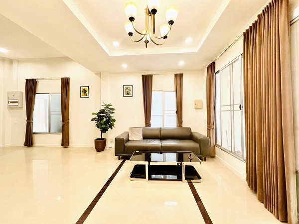 ให้เช่าบ้านทาวน์โฮมหมู่บ้านกลางเมือง ศรีนครินทร์ใช้สอย 260 ตรม 3 ห้องนอน3 ห้องน้ำ 5  แอร์  2 ห้องนั่งเล่น ห้องครัว เฟอร์นิเจอร์ครบครัน