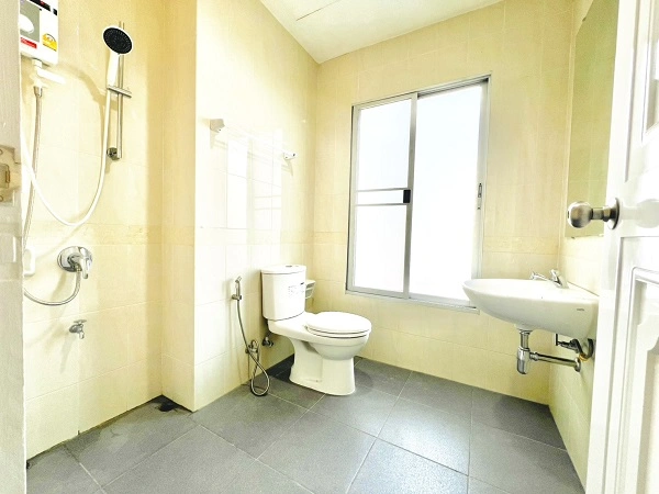 ให้เช่าบ้านทาวน์โฮมหมู่บ้านกลางเมือง ศรีนครินทร์ใช้สอย 260 ตรม 3 ห้องนอน3 ห้องน้ำ 5  แอร์  2 ห้องนั่งเล่น ห้องครัว เฟอร์นิเจอร์ครบครัน