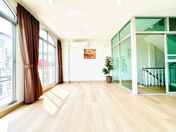 ให้เช่าบ้านทาวน์โฮมหมู่บ้านกลางเมือง ศรีนครินทร์ใช้สอย 260 ตรม 3 ห้องนอน3 ห้องน้ำ 5  แอร์  2 ห้องนั่งเล่น ห้องครัว เฟอร์นิเจอร์ครบครัน