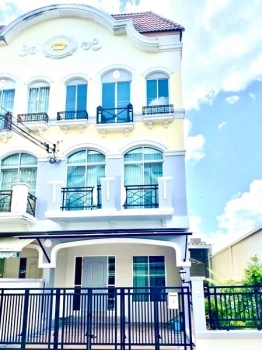 ให้เช่าบ้านทาวน์โฮมหมู่บ้านกลางเมือง ศรีนครินทร์ใช้สอย 260 ตรม 3 ห้องนอน3 ห้องน้ำ 5  แอร์  2 ห้องนั่งเล่น ห้องครัว เฟอร์นิเจอร์ครบครัน