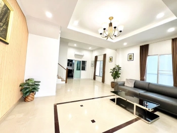 ให้เช่าบ้านทาวน์โฮมหมู่บ้านกลางเมือง ศรีนครินทร์ใช้สอย 260 ตรม 3 ห้องนอน3 ห้องน้ำ 5  แอร์  2 ห้องนั่งเล่น ห้องครัว เฟอร์นิเจอร์ครบครัน