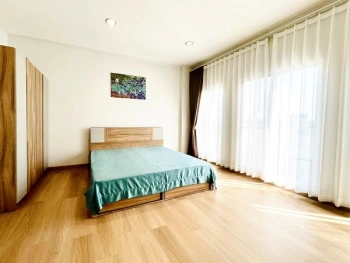 ให้เช่าบ้านทาวน์โฮมหมู่บ้านกลางเมือง ศรีนครินทร์ใช้สอย 260 ตรม 3 ห้องนอน3 ห้องน้ำ 5  แอร์  2 ห้องนั่งเล่น ห้องครัว เฟอร์นิเจอร์ครบครัน