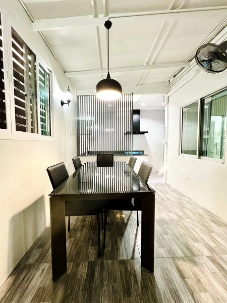 ให้เช่าบ้านทาวน์โฮมหมู่บ้านกลางเมือง ศรีนครินทร์ใช้สอย 260 ตรม 3 ห้องนอน3 ห้องน้ำ 5  แอร์  2 ห้องนั่งเล่น ห้องครัว เฟอร์นิเจอร์ครบครัน