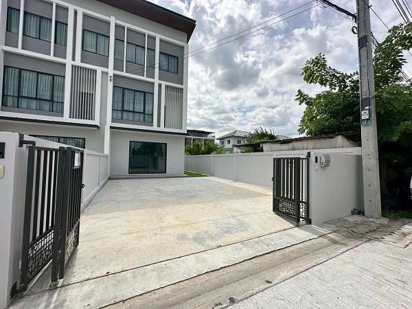 ให้เช่า โฮมออฟฟิศสตรีวิทยา-โชคชัย 4 จดทะเบียนบริษัทได้ ใช้สอย 293ตรม3 ห้องนอน4 ห้องน้ำ 6ที่จอดรถ  เหมาะมากสำหรับ ธุรกิจออฟฟิศ/ ออนไลน์ / แพคของ / สต็อกสินค้า