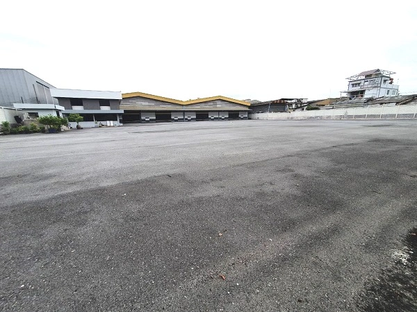 ให้เช่าโกดังพร้อมสำนักงานปู่เจ้าสมิงพรายเนื้อที่รวม 10,500 ตร.ม พื้นที่ สีม่วง ขอใบ รง.4 ได้ เข้าออกได้ 2 ทาง รถเทรลเลอร์จอดได้หลายคัน