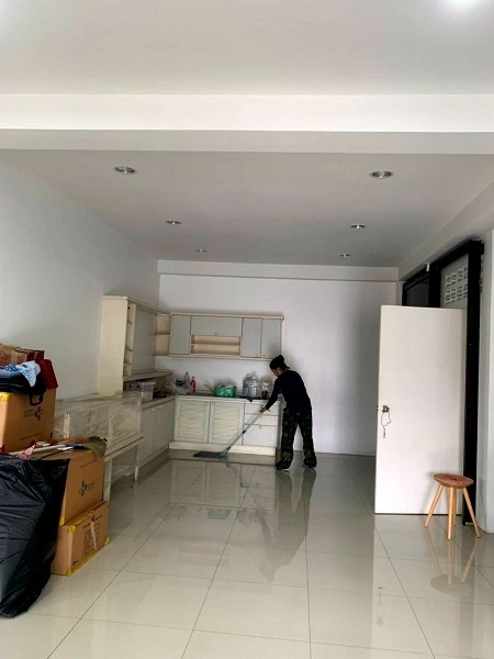 ให้เช่าโกดังพร้อมสำนักงานปู่เจ้าสมิงพรายเนื้อที่รวม 10,500 ตร.ม พื้นที่ สีม่วง ขอใบ รง.4 ได้ เข้าออกได้ 2 ทาง รถเทรลเลอร์จอดได้หลายคัน