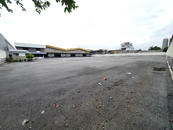 ให้เช่าโกดังพร้อมสำนักงานปู่เจ้าสมิงพรายเนื้อที่รวม 10,500 ตร.ม พื้นที่ สีม่วง ขอใบ รง.4 ได้ เข้าออกได้ 2 ทาง รถเทรลเลอร์จอดได้หลายคัน