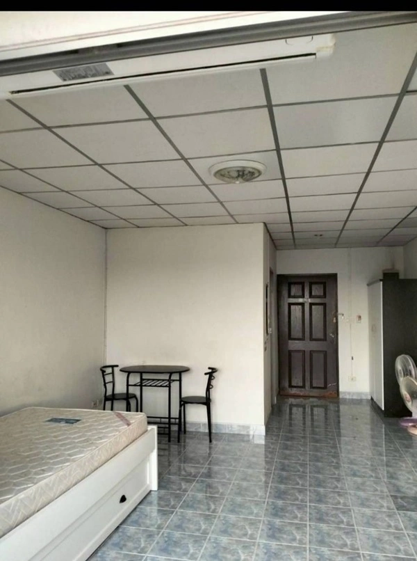 ขายด่วน คอนโด กรีนเพลส รอยัล พาร์ค ทำเลหน้าโรงเรียน ขนาด 31 ตรม.ชั้น 4 ห้องเย็นอยู่สบาย โทร 099-1961001