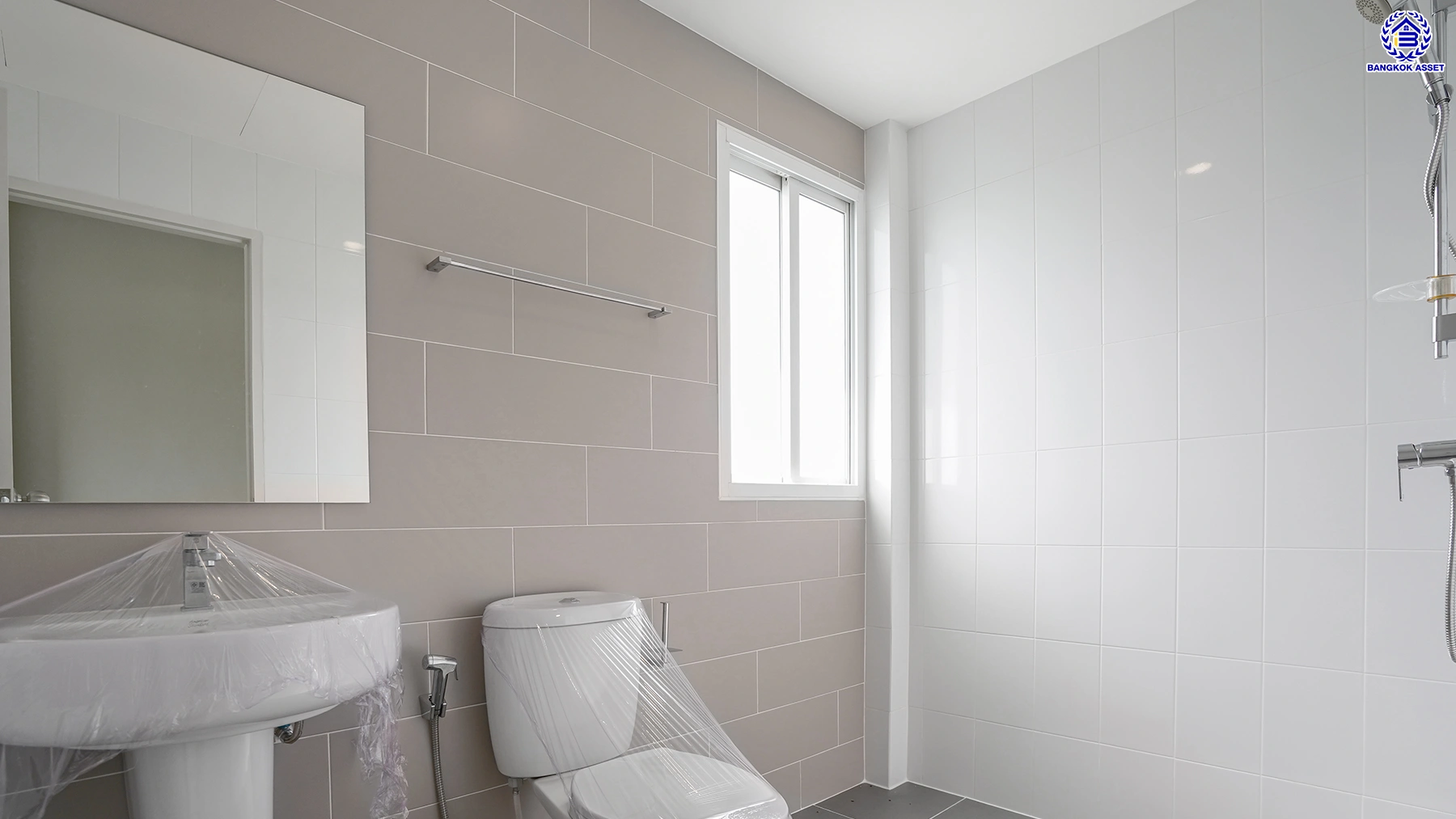 บ้านรีโนเวทใหม่ โครงการ คาซ่าพรีเมี่ยม ราชพฤกษ์-พระราม5 บ้านเดี่ยวหลังใหญ่ 3 ชั้น แบรนด์ Q.House เนื้อที่ 59.8 ตร.ว. พื้นที่ใช้สอย 249.22 ตร.ม. ดีไซน์ตอบทุกไลฟ์สไตล์ 3 ห้องนอน 4 ห้องน้ำ จอดรถได้ 2 คัน ใกล้ตลาดเจ้าพระยา, เดอะวอล์ค, ร.ร.เตรียมอุดมศึกษาฯ เซ็นทรัลเวสต์เกตและรถไฟฟ้า "สถานีบางพลู"