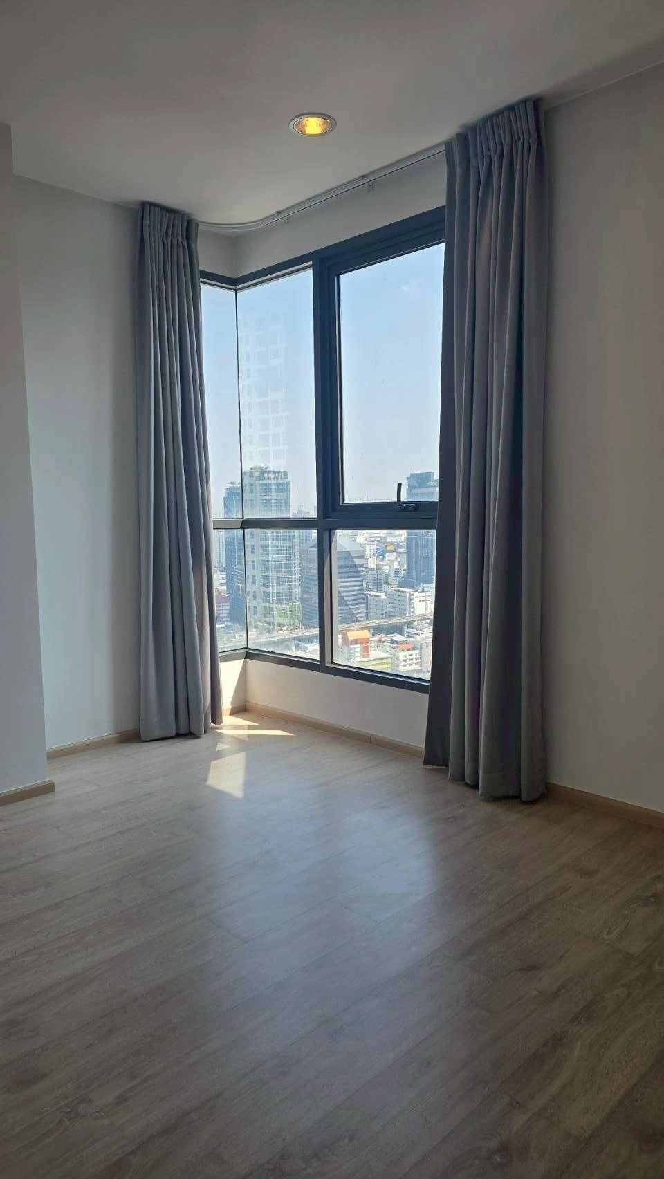 ขายคอนโดหรู ใจกลางเมือง โครงการ Ideo Q Ratchathewi | ใกล้ BTS ราชเทวี