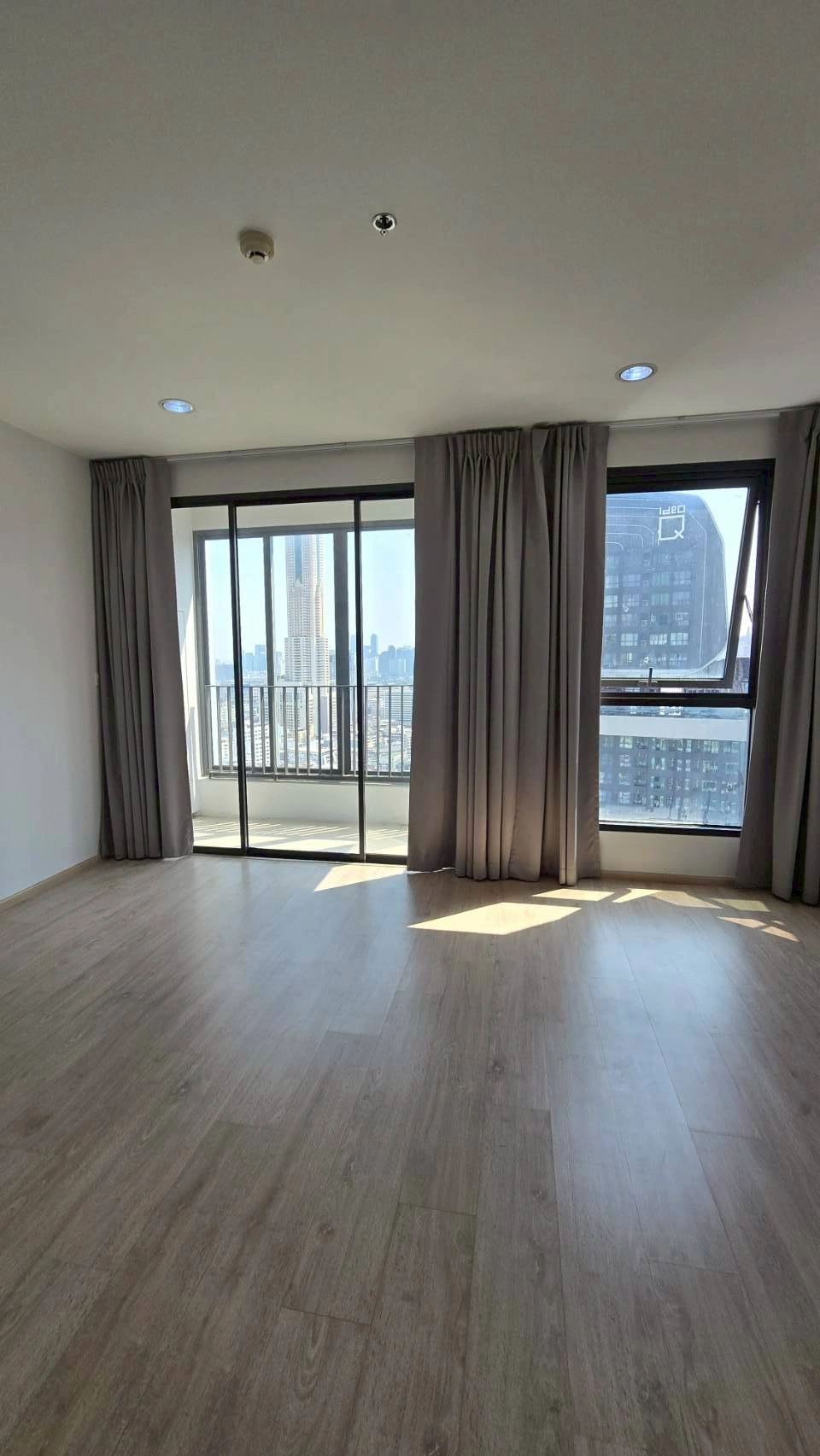 ขายคอนโดหรู ใจกลางเมือง โครงการ Ideo Q Ratchathewi | ใกล้ BTS ราชเทวี