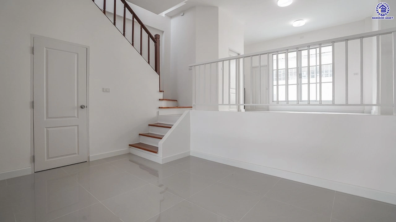 บ้านมือสองตกแต่งใหม่ ทำเลใจกลางเมือง โครงการ บ้านกลางเมือง ลาดพร้าว-โชคชัย4 ทาวน์โฮม 3 ชั้น เนื้อที่ 21.2 ตร.ว. พื้นที่ใช้สอย 179.93 ตร.ม. ฟังก์ชัน 3 ห้องนอน 4 ห้องน้ำ จอดรถได้ 2 คัน เชื่อมต่อทั้งถนนประดิษฐ์มนูธรรม, ถนนรัชดาภิเษก ใกล้ทางด่วน "ฉลองรัช" และรถไฟฟ้าสายสีเหลือง "สถานีโชคชัย4"