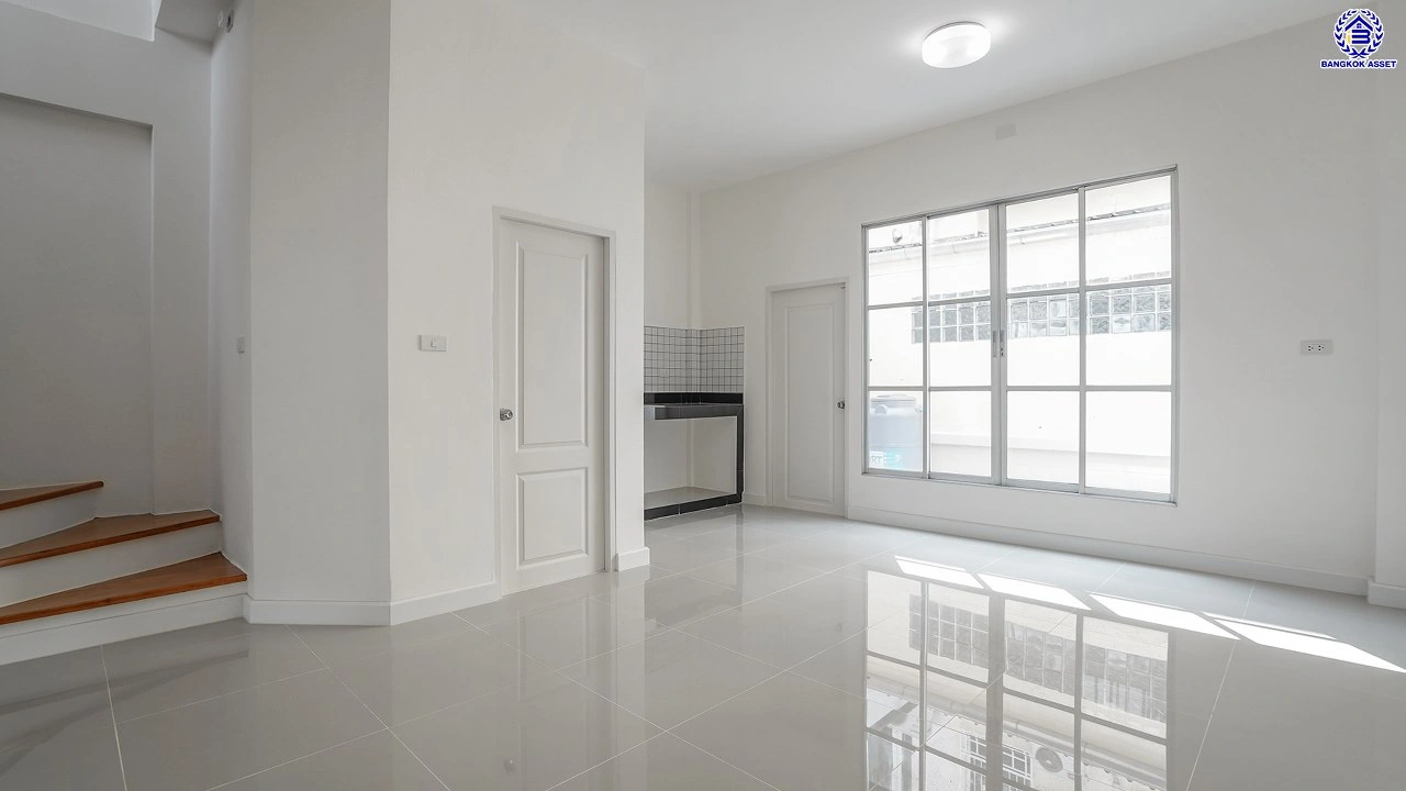 บ้านมือสองตกแต่งใหม่ ทำเลใจกลางเมือง โครงการ บ้านกลางเมือง ลาดพร้าว-โชคชัย4 ทาวน์โฮม 3 ชั้น เนื้อที่ 21.2 ตร.ว. พื้นที่ใช้สอย 179.93 ตร.ม. ฟังก์ชัน 3 ห้องนอน 4 ห้องน้ำ จอดรถได้ 2 คัน เชื่อมต่อทั้งถนนประดิษฐ์มนูธรรม, ถนนรัชดาภิเษก ใกล้ทางด่วน "ฉลองรัช" และรถไฟฟ้าสายสีเหลือง "สถานีโชคชัย4"