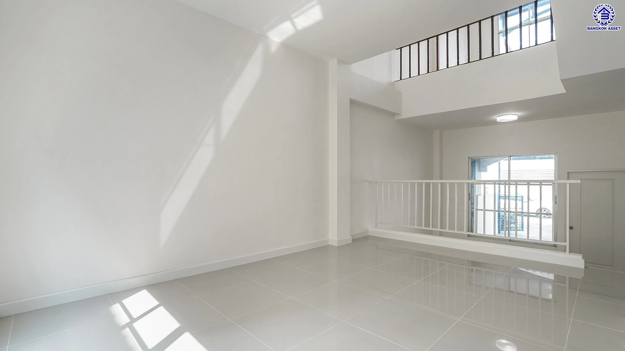 บ้านมือสองตกแต่งใหม่ ทำเลใจกลางเมือง โครงการ บ้านกลางเมือง ลาดพร้าว-โชคชัย4 ทาวน์โฮม 3 ชั้น เนื้อที่ 21.2 ตร.ว. พื้นที่ใช้สอย 179.93 ตร.ม. ฟังก์ชัน 3 ห้องนอน 4 ห้องน้ำ จอดรถได้ 2 คัน เชื่อมต่อทั้งถนนประดิษฐ์มนูธรรม, ถนนรัชดาภิเษก ใกล้ทางด่วน "ฉลองรัช" และรถไฟฟ้าสายสีเหลือง "สถานีโชคชัย4"