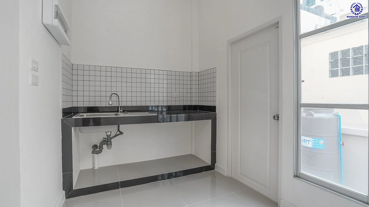 บ้านมือสองตกแต่งใหม่ ทำเลใจกลางเมือง โครงการ บ้านกลางเมือง ลาดพร้าว-โชคชัย4 ทาวน์โฮม 3 ชั้น เนื้อที่ 21.2 ตร.ว. พื้นที่ใช้สอย 179.93 ตร.ม. ฟังก์ชัน 3 ห้องนอน 4 ห้องน้ำ จอดรถได้ 2 คัน เชื่อมต่อทั้งถนนประดิษฐ์มนูธรรม, ถนนรัชดาภิเษก ใกล้ทางด่วน "ฉลองรัช" และรถไฟฟ้าสายสีเหลือง "สถานีโชคชัย4"