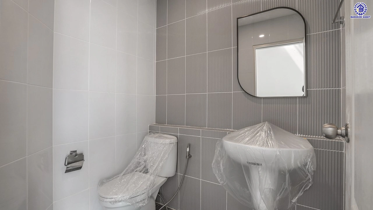 บ้านมือสองตกแต่งใหม่ ทำเลใจกลางเมือง โครงการ บ้านกลางเมือง ลาดพร้าว-โชคชัย4 ทาวน์โฮม 3 ชั้น เนื้อที่ 21.2 ตร.ว. พื้นที่ใช้สอย 179.93 ตร.ม. ฟังก์ชัน 3 ห้องนอน 4 ห้องน้ำ จอดรถได้ 2 คัน เชื่อมต่อทั้งถนนประดิษฐ์มนูธรรม, ถนนรัชดาภิเษก ใกล้ทางด่วน "ฉลองรัช" และรถไฟฟ้าสายสีเหลือง "สถานีโชคชัย4"