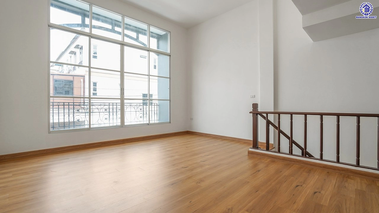 บ้านมือสองตกแต่งใหม่ ทำเลใจกลางเมือง โครงการ บ้านกลางเมือง ลาดพร้าว-โชคชัย4 ทาวน์โฮม 3 ชั้น เนื้อที่ 21.2 ตร.ว. พื้นที่ใช้สอย 179.93 ตร.ม. ฟังก์ชัน 3 ห้องนอน 4 ห้องน้ำ จอดรถได้ 2 คัน เชื่อมต่อทั้งถนนประดิษฐ์มนูธรรม, ถนนรัชดาภิเษก ใกล้ทางด่วน "ฉลองรัช" และรถไฟฟ้าสายสีเหลือง "สถานีโชคชัย4"