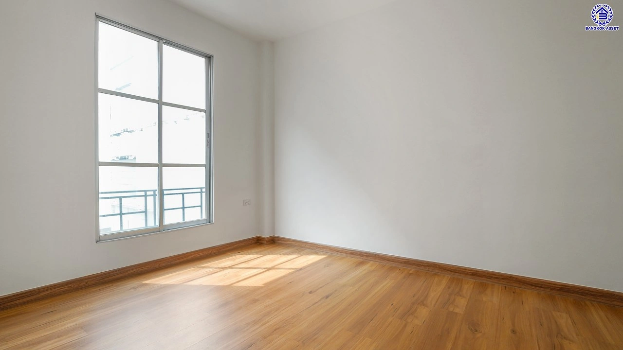 บ้านมือสองตกแต่งใหม่ ทำเลใจกลางเมือง โครงการ บ้านกลางเมือง ลาดพร้าว-โชคชัย4 ทาวน์โฮม 3 ชั้น เนื้อที่ 21.2 ตร.ว. พื้นที่ใช้สอย 179.93 ตร.ม. ฟังก์ชัน 3 ห้องนอน 4 ห้องน้ำ จอดรถได้ 2 คัน เชื่อมต่อทั้งถนนประดิษฐ์มนูธรรม, ถนนรัชดาภิเษก ใกล้ทางด่วน "ฉลองรัช" และรถไฟฟ้าสายสีเหลือง "สถานีโชคชัย4"