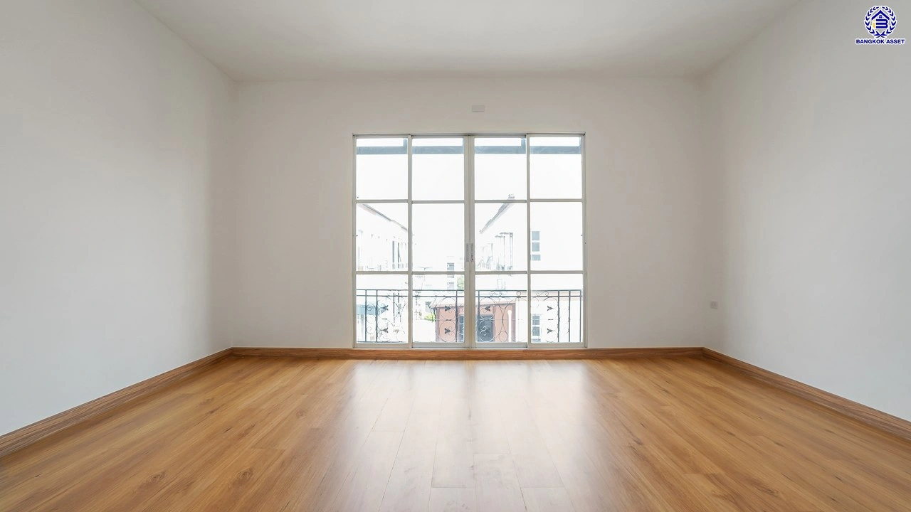 บ้านมือสองตกแต่งใหม่ ทำเลใจกลางเมือง โครงการ บ้านกลางเมือง ลาดพร้าว-โชคชัย4 ทาวน์โฮม 3 ชั้น เนื้อที่ 21.2 ตร.ว. พื้นที่ใช้สอย 179.93 ตร.ม. ฟังก์ชัน 3 ห้องนอน 4 ห้องน้ำ จอดรถได้ 2 คัน เชื่อมต่อทั้งถนนประดิษฐ์มนูธรรม, ถนนรัชดาภิเษก ใกล้ทางด่วน "ฉลองรัช" และรถไฟฟ้าสายสีเหลือง "สถานีโชคชัย4"