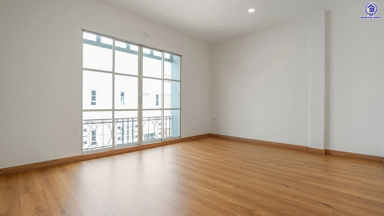 บ้านมือสองตกแต่งใหม่ ทำเลใจกลางเมือง โครงการ บ้านกลางเมือง ลาดพร้าว-โชคชัย4 ทาวน์โฮม 3 ชั้น เนื้อที่ 21.2 ตร.ว. พื้นที่ใช้สอย 179.93 ตร.ม. ฟังก์ชัน 3 ห้องนอน 4 ห้องน้ำ จอดรถได้ 2 คัน เชื่อมต่อทั้งถนนประดิษฐ์มนูธรรม, ถนนรัชดาภิเษก ใกล้ทางด่วน "ฉลองรัช" และรถไฟฟ้าสายสีเหลือง "สถานีโชคชัย4"