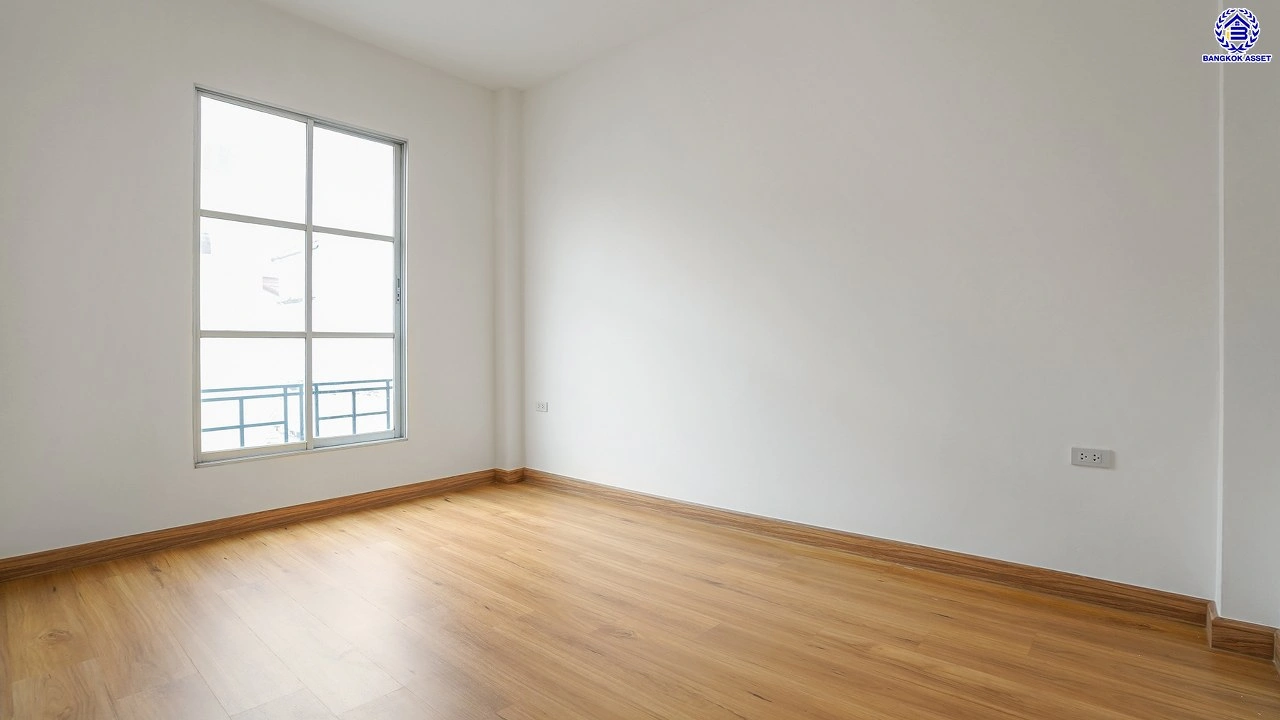 บ้านมือสองตกแต่งใหม่ ทำเลใจกลางเมือง โครงการ บ้านกลางเมือง ลาดพร้าว-โชคชัย4 ทาวน์โฮม 3 ชั้น เนื้อที่ 21.2 ตร.ว. พื้นที่ใช้สอย 179.93 ตร.ม. ฟังก์ชัน 3 ห้องนอน 4 ห้องน้ำ จอดรถได้ 2 คัน เชื่อมต่อทั้งถนนประดิษฐ์มนูธรรม, ถนนรัชดาภิเษก ใกล้ทางด่วน "ฉลองรัช" และรถไฟฟ้าสายสีเหลือง "สถานีโชคชัย4"