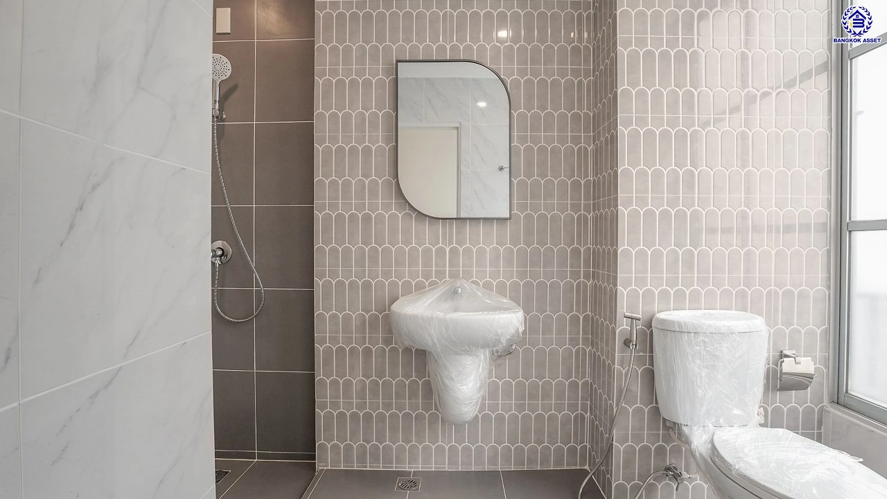 บ้านมือสองตกแต่งใหม่ ทำเลใจกลางเมือง โครงการ บ้านกลางเมือง ลาดพร้าว-โชคชัย4 ทาวน์โฮม 3 ชั้น เนื้อที่ 21.2 ตร.ว. พื้นที่ใช้สอย 179.93 ตร.ม. ฟังก์ชัน 3 ห้องนอน 4 ห้องน้ำ จอดรถได้ 2 คัน เชื่อมต่อทั้งถนนประดิษฐ์มนูธรรม, ถนนรัชดาภิเษก ใกล้ทางด่วน "ฉลองรัช" และรถไฟฟ้าสายสีเหลือง "สถานีโชคชัย4"