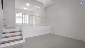 บ้านมือสองตกแต่งใหม่ ทำเลใจกลางเมือง โครงการ บ้านกลางเมือง ลาดพร้าว-โชคชัย4 ทาวน์โฮม 3 ชั้น เนื้อที่ 21.2 ตร.ว. พื้นที่ใช้สอย 179.93 ตร.ม. ฟังก์ชัน 3 ห้องนอน 4 ห้องน้ำ จอดรถได้ 2 คัน เชื่อมต่อทั้งถนนประดิษฐ์มนูธรรม, ถนนรัชดาภิเษก ใกล้ทางด่วน "ฉลองรัช" และรถไฟฟ้าสายสีเหลือง "สถานีโชคชัย4"