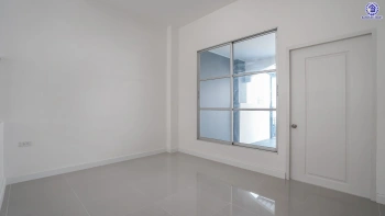 บ้านมือสองตกแต่งใหม่ ทำเลใจกลางเมือง โครงการ บ้านกลางเมือง ลาดพร้าว-โชคชัย4 ทาวน์โฮม 3 ชั้น เนื้อที่ 21.2 ตร.ว. พื้นที่ใช้สอย 179.93 ตร.ม. ฟังก์ชัน 3 ห้องนอน 4 ห้องน้ำ จอดรถได้ 2 คัน เชื่อมต่อทั้งถนนประดิษฐ์มนูธรรม, ถนนรัชดาภิเษก ใกล้ทางด่วน "ฉลองรัช" และรถไฟฟ้าสายสีเหลือง "สถานีโชคชัย4"