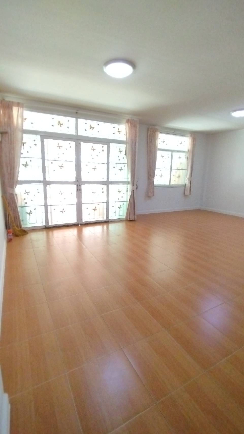 ขายบ้านสวย บ้านหลังใหญ่ ห้องกว้าง รีโนเวทแล้ว ทำเลดี เดินทางสะดวก