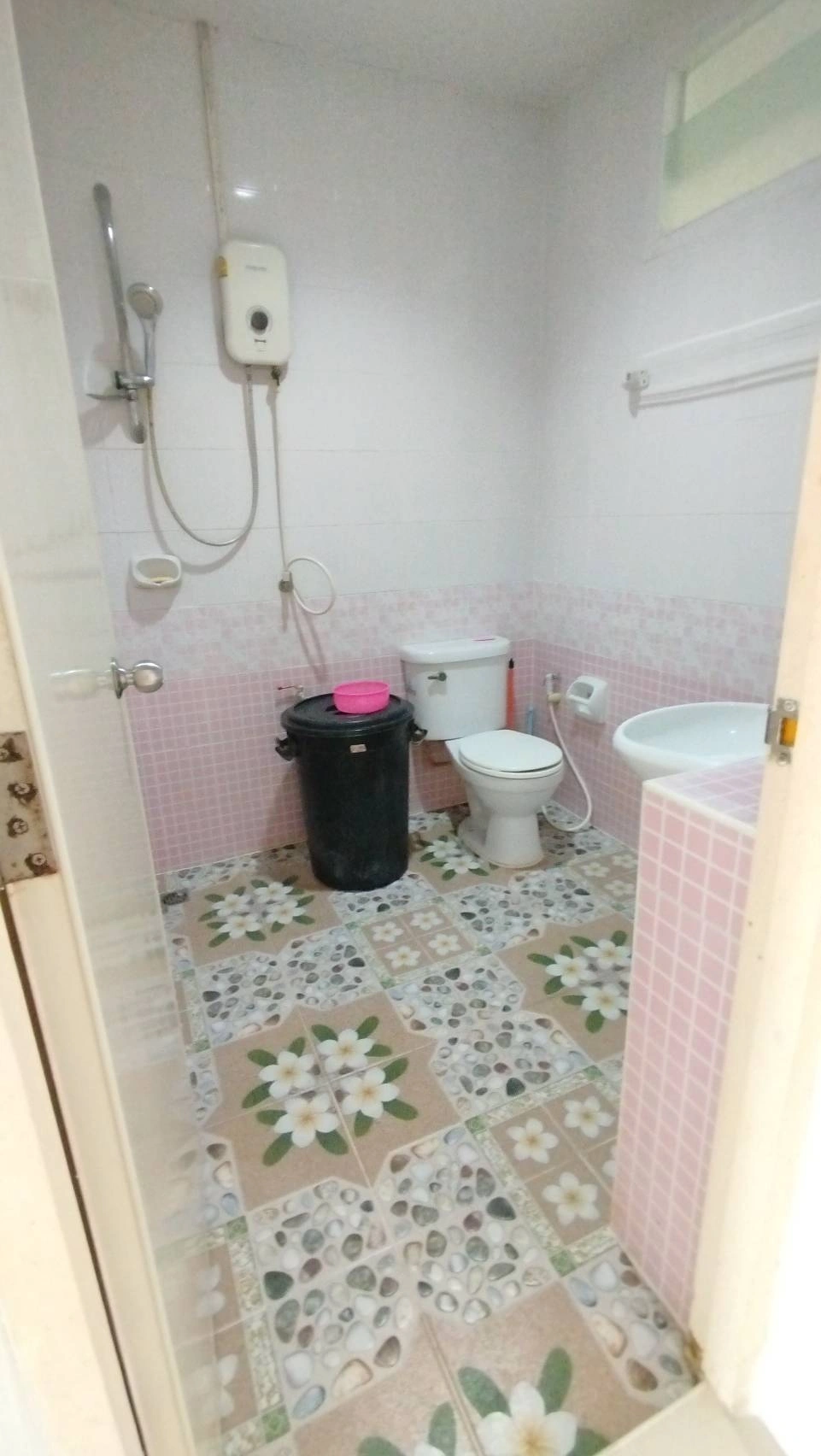 ขายบ้านสวย บ้านหลังใหญ่ ห้องกว้าง รีโนเวทแล้ว ทำเลดี เดินทางสะดวก