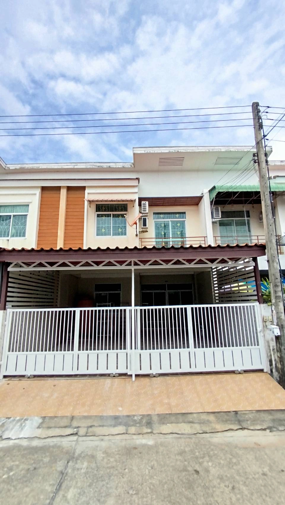 ขายบ้านสวย บ้านหลังใหญ่ ห้องกว้าง รีโนเวทแล้ว ทำเลดี เดินทางสะดวก