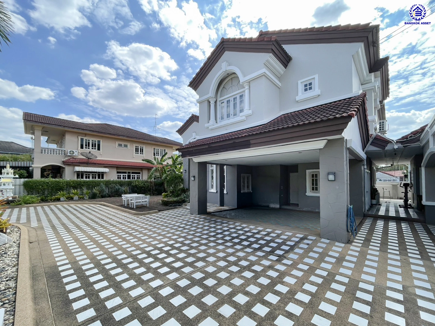 บ้านมือสอง คุณภาพแบรนด์ LH โครงการ ชลลดา บางบัวทอง บนเนื้อที่ 195 ตร.ว. พื้นที่ใช้สอย 340 ตร.ม. ฟังก์ชันจัดเต็ม 4 ห้องนอน 4 ห้องน้ำ จอดรถได้ 4 คัน พร้อม Facilities ครบ บนทำเลคุณภาพ เชื่อมต่อได้หลายเส้นทาง ใกล้เซ็นทรัลเวสต์เกต และรถไฟฟ้าสายสีม่วง "สถานีบางพลู"