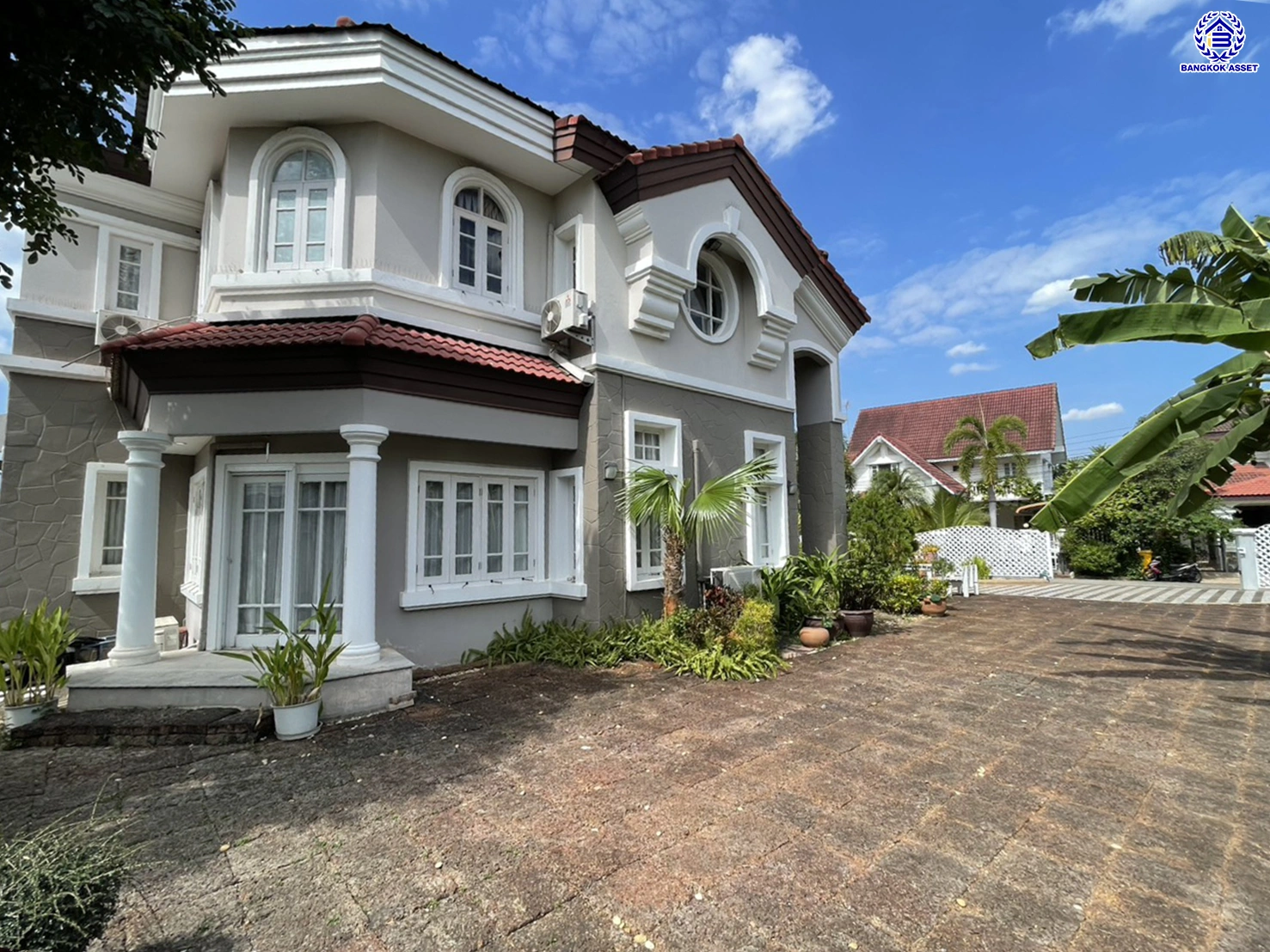 บ้านมือสอง คุณภาพแบรนด์ LH โครงการ ชลลดา บางบัวทอง บนเนื้อที่ 195 ตร.ว. พื้นที่ใช้สอย 340 ตร.ม. ฟังก์ชันจัดเต็ม 4 ห้องนอน 4 ห้องน้ำ จอดรถได้ 4 คัน พร้อม Facilities ครบ บนทำเลคุณภาพ เชื่อมต่อได้หลายเส้นทาง ใกล้เซ็นทรัลเวสต์เกต และรถไฟฟ้าสายสีม่วง "สถานีบางพลู"