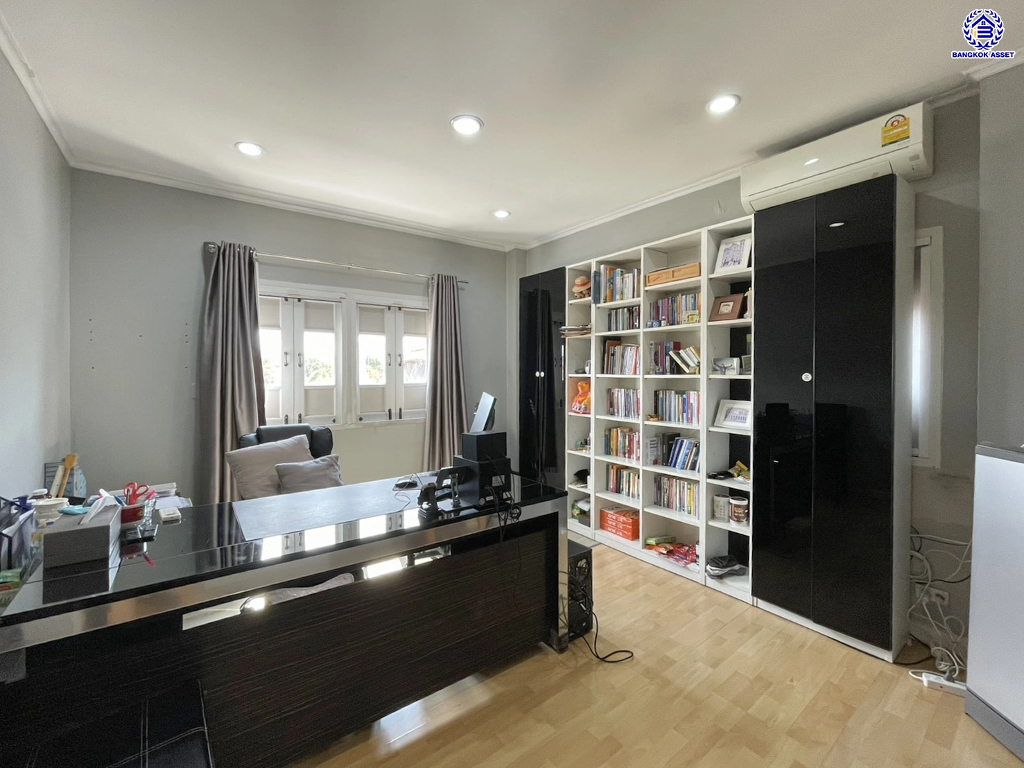 บ้านมือสอง คุณภาพแบรนด์ LH โครงการ ชลลดา บางบัวทอง บนเนื้อที่ 195 ตร.ว. พื้นที่ใช้สอย 340 ตร.ม. ฟังก์ชันจัดเต็ม 4 ห้องนอน 4 ห้องน้ำ จอดรถได้ 4 คัน พร้อม Facilities ครบ บนทำเลคุณภาพ เชื่อมต่อได้หลายเส้นทาง ใกล้เซ็นทรัลเวสต์เกต และรถไฟฟ้าสายสีม่วง "สถานีบางพลู"