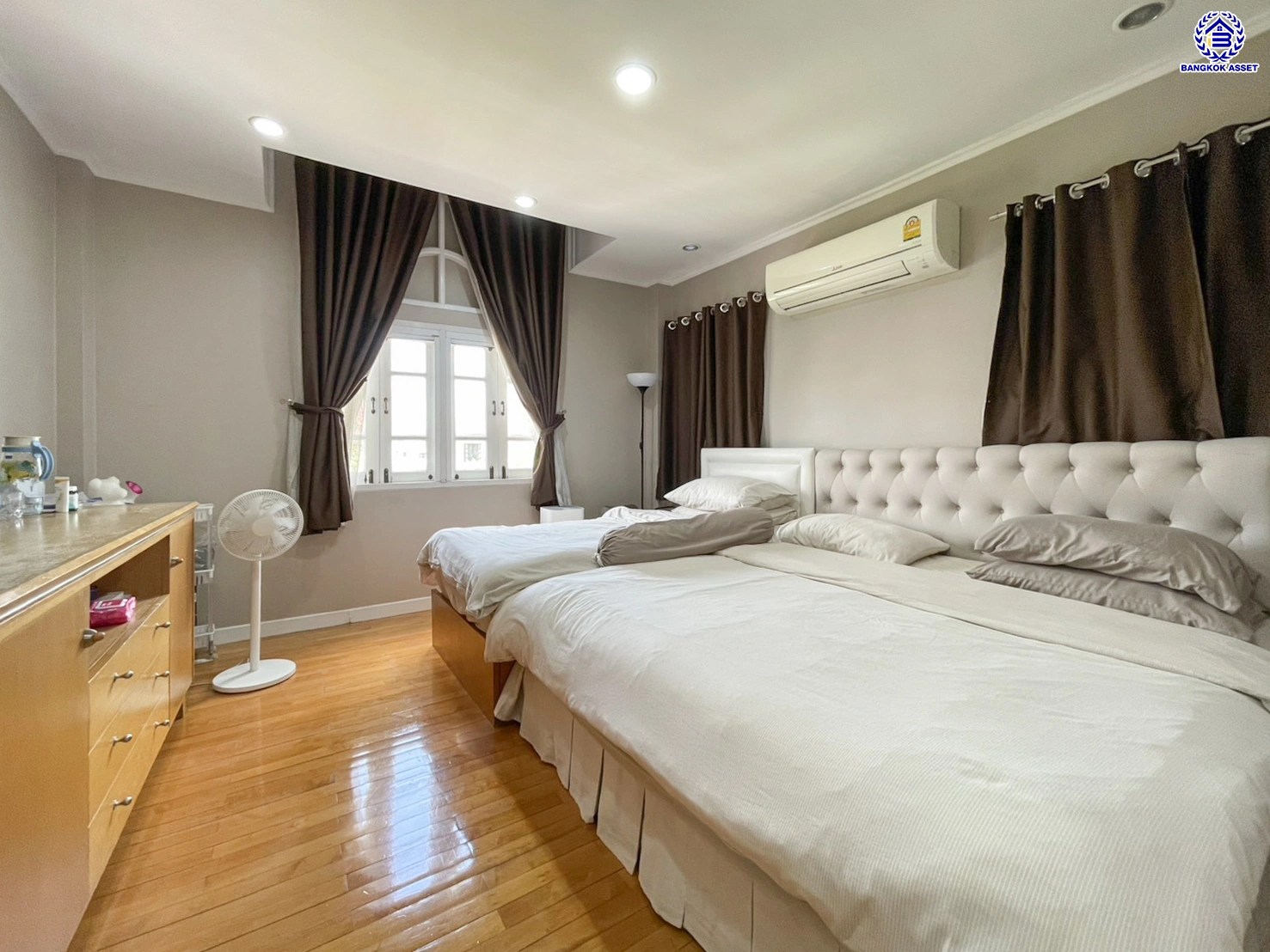 บ้านมือสอง คุณภาพแบรนด์ LH โครงการ ชลลดา บางบัวทอง บนเนื้อที่ 195 ตร.ว. พื้นที่ใช้สอย 340 ตร.ม. ฟังก์ชันจัดเต็ม 4 ห้องนอน 4 ห้องน้ำ จอดรถได้ 4 คัน พร้อม Facilities ครบ บนทำเลคุณภาพ เชื่อมต่อได้หลายเส้นทาง ใกล้เซ็นทรัลเวสต์เกต และรถไฟฟ้าสายสีม่วง "สถานีบางพลู"