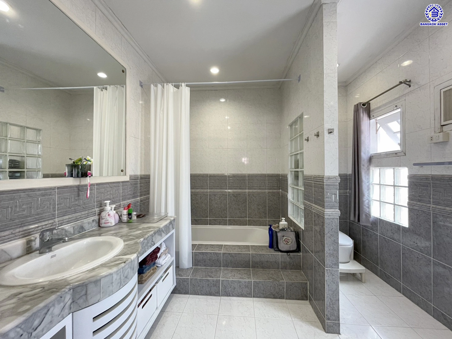 บ้านมือสอง คุณภาพแบรนด์ LH โครงการ ชลลดา บางบัวทอง บนเนื้อที่ 195 ตร.ว. พื้นที่ใช้สอย 340 ตร.ม. ฟังก์ชันจัดเต็ม 4 ห้องนอน 4 ห้องน้ำ จอดรถได้ 4 คัน พร้อม Facilities ครบ บนทำเลคุณภาพ เชื่อมต่อได้หลายเส้นทาง ใกล้เซ็นทรัลเวสต์เกต และรถไฟฟ้าสายสีม่วง "สถานีบางพลู"