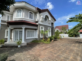 บ้านมือสอง คุณภาพแบรนด์ LH โครงการ ชลลดา บางบัวทอง บนเนื้อที่ 195 ตร.ว. พื้นที่ใช้สอย 340 ตร.ม. ฟังก์ชันจัดเต็ม 4 ห้องนอน 4 ห้องน้ำ จอดรถได้ 4 คัน พร้อม Facilities ครบ บนทำเลคุณภาพ เชื่อมต่อได้หลายเส้นทาง ใกล้เซ็นทรัลเวสต์เกต และรถไฟฟ้าสายสีม่วง "สถานีบางพลู"