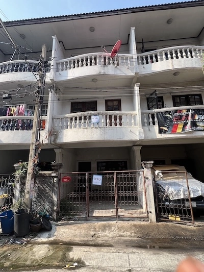 🧨 ถูกเหมือนได้เปล่า! ทาวน์เฮ้าส์ 3 ชั้น พื้นที่เยอะ จอดรถ 2 คัน 🚗 ม.อมรชัย 3 ซอย 7 เพียง 1.65 ลบ. 🔥 เจ้าของใจดี ฟรีโอนทุกบาท!