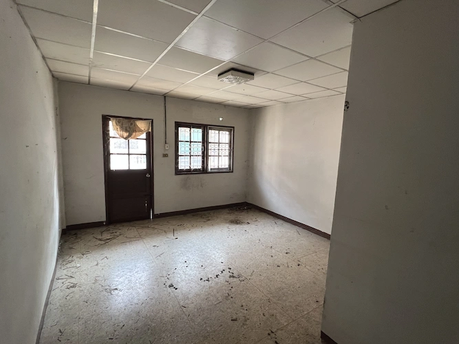 🧨 ถูกเหมือนได้เปล่า! ทาวน์เฮ้าส์ 3 ชั้น พื้นที่เยอะ จอดรถ 2 คัน 🚗 ม.อมรชัย 3 ซอย 7 เพียง 1.65 ลบ. 🔥 เจ้าของใจดี ฟรีโอนทุกบาท!