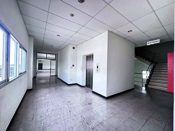 ขายโรงงานพื้นที่สีม่วงในนิคมนำไกร ลาดกระบังเนื้อที่4 ไร่  พื้นที่ใช้สอย 6,528 ตรม อาคารสำนักงาน 3 ชั้น คลังสินค้า ไลน์ผลิต มีใบ รง.4