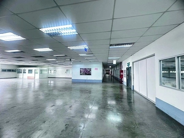 ขายโรงงานพื้นที่สีม่วงในนิคมนำไกร ลาดกระบังเนื้อที่4 ไร่  พื้นที่ใช้สอย 6,528 ตรม อาคารสำนักงาน 3 ชั้น คลังสินค้า ไลน์ผลิต มีใบ รง.4