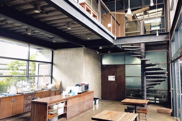 ขายอาคารสำนักงานLoft Style 2 ชั้นอาคารแฝด2 อาคารถนนพระราม9 ใกล้ ห้าง The Nine   พื้นที่ภายในกว้าง เพดานสูง พท.ใช้สอย 792 ตรม เชื่อมต่อกันด้วยพื้นที่ส่วนกลาง  ที่ดิน 175.7 ตารางวา  สูง 2 ชั้น