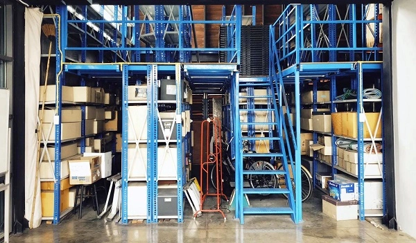 ขายอาคารสำนักงานLoft Style 2 ชั้นอาคารแฝด2 อาคารถนนพระราม9 ใกล้ ห้าง The Nine   พื้นที่ภายในกว้าง เพดานสูง พท.ใช้สอย 792 ตรม เชื่อมต่อกันด้วยพื้นที่ส่วนกลาง  ที่ดิน 175.7 ตารางวา  สูง 2 ชั้น