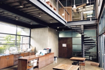 ขายอาคารสำนักงานLoft Style 2 ชั้นอาคารแฝด2 อาคารถนนพระราม9 ใกล้ ห้าง The Nine   พื้นที่ภายในกว้าง เพดานสูง พท.ใช้สอย 792 ตรม เชื่อมต่อกันด้วยพื้นที่ส่วนกลาง  ที่ดิน 175.7 ตารางวา  สูง 2 ชั้น