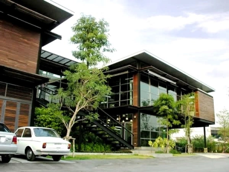 ขายอาคารสำนักงานLoft Style 2 ชั้นอาคารแฝด2 อาคารถนนพระราม9 ใกล้ ห้าง The Nine   พื้นที่ภายในกว้าง เพดานสูง พท.ใช้สอย 792 ตรม เชื่อมต่อกันด้วยพื้นที่ส่วนกลาง  ที่ดิน 175.7 ตารางวา  สูง 2 ชั้น